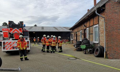 Das Feuer ist mittlerweile gelöscht. Die Einsatzkräfte befinden sich bei den Löscharbeiten. Fotos: Aktuell24(KR)
