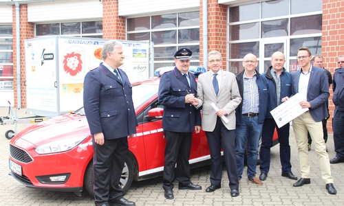 Detlev Gliese und Stadtbrandmeister Rüdiger Hartmann von der Feuerwehr, Bürgermeister Thomas Pink, Willi Wittmaier und Stefan Piske vom Autohaus Piske und Daniel-Peter Gärtner. Fotos: Jan Borner
