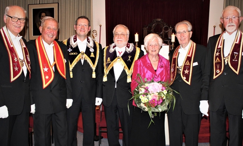 Die Geehrten: Hans-Georg Selz (zweiter von links), Marga und Rudolf Rust (zweite und dritter von rechts), Andreas Lüers und Ronald Winkel in der Mitte und die Laudatoren Harry Döring links und Herbert Stöcker rechts. Foto: Widekind-Loge