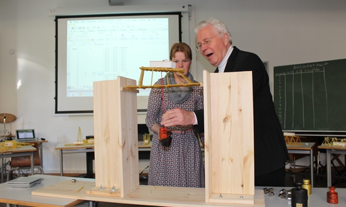 Schülerinnen und Schüler bauten Brücken aus Nudeln. Foto/Video: Jan Borner