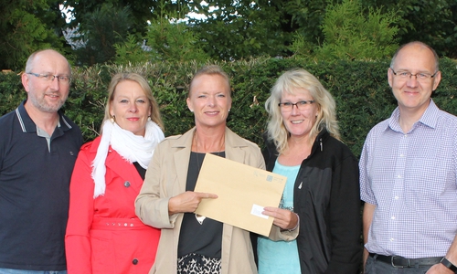 Die SPD-Landtagskandidatin Dunja Kreiser (Mitte) fordert eine verlässliche Zustellung von Sendungen. Foto: SPD