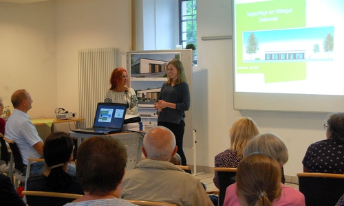 Vivien Ackermann, Assistentin der Geschäftsführung Diakoniestationen Harz-Heide gGmbH und Andrea Grigoleit, Fachleitung Tagespflege Isenbüttel (links) bei der Präsentation. Foto: Evangelische Stiftung Neuerkerode