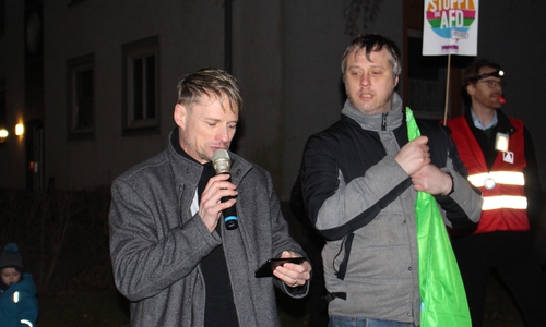 Die stellvertretenden Bürgermeister Stefan Klein und Marcel Bürger verlasen im Rahmen der Mahnwache gegen den Neujahrsempfang der AfD die gemeinsame Erklärung der Ratsfraktionen von SPD, CDU, Grünen und Linke.