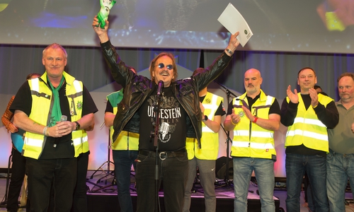 Frank Zander freut sich über seine Ernennung zum Ehrenkommissar durch Martin Schilff und sein GdP Team. Foto: Heike Göttert, Photogeno