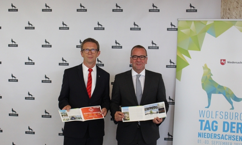Oberbürgermeister Klaus Mohrs und Niedersächsischen Minister für Inneres und Sport Boris Pistorius stellen das Programm für den Tag der Niedersachsen vor. Foto: Sandra Zecchino