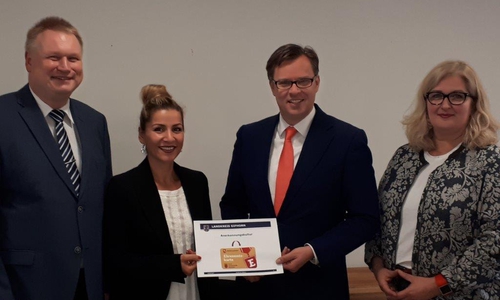 Landrat Dr.  Andreas Ebel (2.v.r.) möchte weitere Kooperationspartner für die Ehrenamtskarte gewinnen. Foto: Landkreis Gifhorn