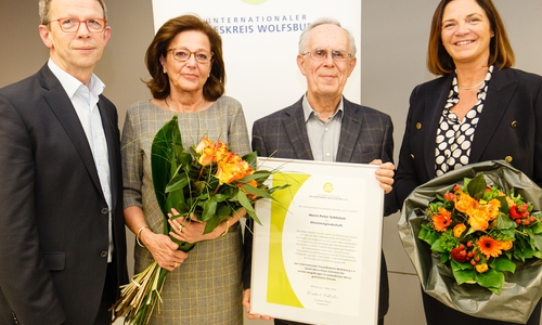 Der IFK hat eine neue Präsidentin: Elisabeth Pötsch (2. v. l.) gibt nach über 13 Jahren Engagement das Amt an Kerstin Stackmann (r.) ab. Oberbürgermeister Klaus Mohrs (l.) gratulierte auch Peter Schlelein (2. v. r.) zur Ehrenmitgliedschaft im IFK.
Foto: Tim Hondke für den IFK