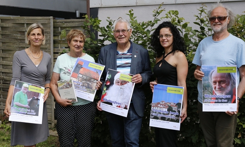Anette Müller-Damrath (Seniorenservicebüro), Birgit Schlegel, Horst Luthien (Seniorenbeirat in der Stadt Wolfenbüttel), Daniela Bergmann-Baczynski (Stadtbücherei) und Richard Goedeke präsentierten das neue Veranstaltungsangebot für Seniorinnen und Senioren. Foto: Stadt Wolfenbüttel