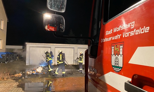 Die Feuerwehr musste einige brennende Müllbehälter löschen. Fotos: Feuerwehr Vorsfelde