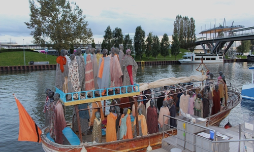 Die „Al-hadji Djumaa" wirft ihren Anker vor Wolfsburg. Fotos: Jan Weber 