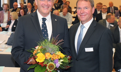 Von links: Dr. Jan Lemke erhält die Glückwünsche von Synodenpräsident Dr. Peter Abramowski zur erfolgreichen Wahl. Foto: Agentur Hübner