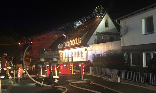 Die Feuerwehr löschte den Dachbereich mit Hilfe der Drehleiter. Foto: Benjamin Müller/aktuell 24