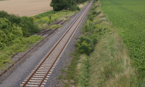 Die Stadt will die Flächen entlang der ehemaligen Bahntrasse erwerben. Symbolfoto: Marc Angerstein