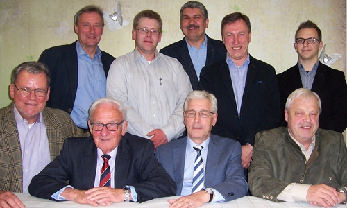 Vorsitzender Michael Kramer (von links sitzend) mit seinem neuen Vorstand im CDU-Gemeindeverband Lengede: Hans Grünhagen, Wolfgang Belte, Hermann Eikenloff sowie (stehend von links) Wilhelm Sieverling, Hinrich Roloff, Jörg Meckoni, Helmut Müller und Sven Höger. Foto: CDU-Lengede