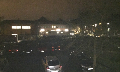 Aus einer gegenüberliegenden Wohnung sind die Lichkegel bei Nacht deutlich zu erkennen. Foto: privat