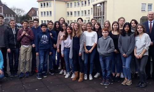 Der Landrat begrüßte die jungen Gäste aus Frankreich. Foto: Landkreis Peine