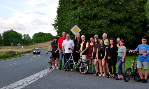 Gemeinsam will man sich für einen Radweg zwischen Hornburg und Isingerode einsetzen. Uwe Romeike und Frank Oesterhelweg mit einigen Unterstützern an der B 82 in Isingerode. Foto: Alexander Waturandang