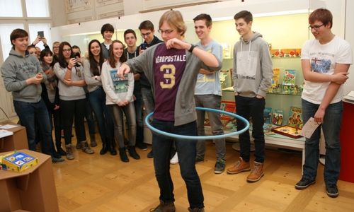 Hula Hoop im Museum Schloss. Foto: Gymnasium Im Schloss