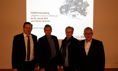 Torsten Glaser (Niedersächsischen Landesschulbehörde, v.l.), Bernd Manthey (Wolfsburg AG), Iris Bothe (Dezernen für Jugend, Bildung und Integration) und Andreas Strutz (Volkswagen AG) beim Kick-off Workshop zur digitalen Bildungsstrategie für Wolfsburg. Foto: Stadt Wolfsburg
