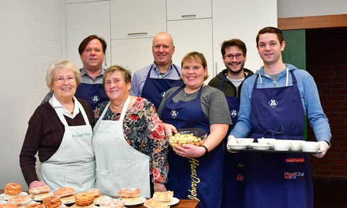 Die kleine bühne zu Besuch in der Suppenküche. Hinten (v. li.): Karsten Brunke, Helmut Röckl, Sascha Kropf.
Vorn (v. li.): Brunhilde Melnicky, Sigrid Berkau, Nicole Berkau, Dennis Weihe. Foto: privat