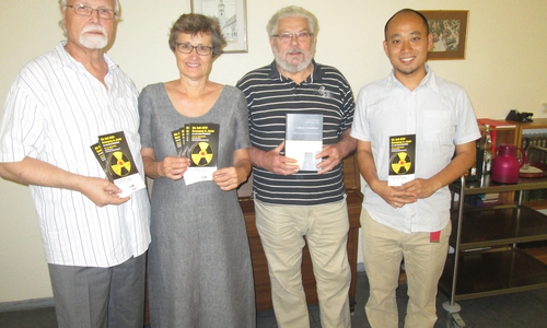 Die Organisatoren der  Veranstaltung am 29.9. um 19:00 h in St. Thomas/ Wolfenbüttel, Jahnstr. 5 mit dem Thema „Anti-Atom-Bewegung in Japan“ Von links: Bodo Walther, Jutta Salzmann, Paul Koch, Takashi Kunimoto,  Foto: privat