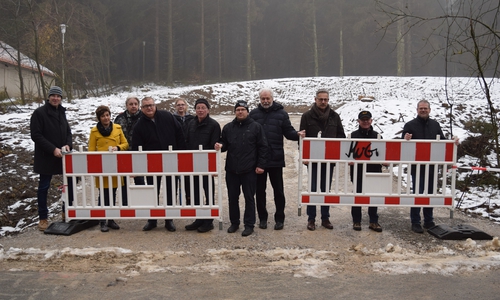 Oberbürgermeister Dr. Oliver Junk beim Entfernen der Absperrung des neuen Großparkplatzes mit Vertretern von Ortsrat, ErlebnisBocksberg und Stadtverwaltung. Fotos: Stadt Goslar
