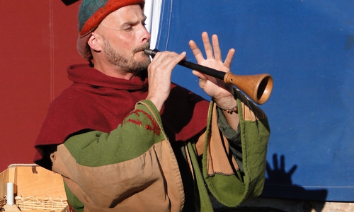 Zahlreiche Spielleute, Gaukler und Handwerker tummeln sich in Goslar auf dem historischen Kaisermarkt. Foto: GOSLAR marketing gmbh