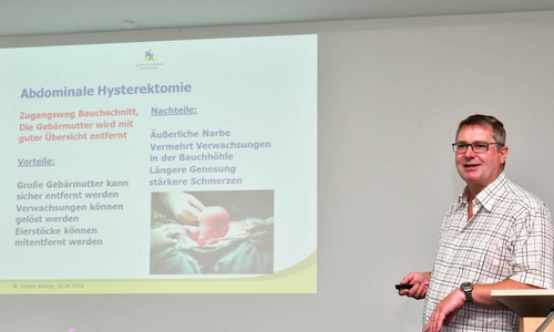 Matthias Buhles, Chefarzt der Klinik für Gynäkologie und Geburtshilfe, ging in seinem Vortrag unter anderem auf die verschiedenen Ursachen für eine Gebärmutterentfernung und die entsprechenden Operationsmöglichkeiten ein. Foto: Städtisches Klinikum Wolfenbüttel