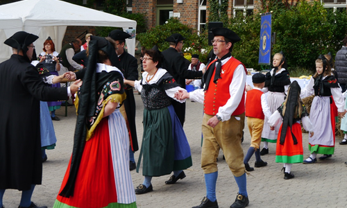 Drei Generationen "De Steinbekers" tanzen gemeinsam. (Foto: Stadtmuseum)
