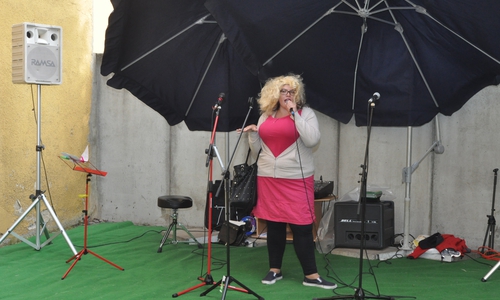 Angela Rensch, ehrenamtliche Mitarbeiterin der Lebenshilfe, überzeugte auf der Sommerfete des Café Muck als Cindy aus Marzahn. Fotos: Lebenshilfe