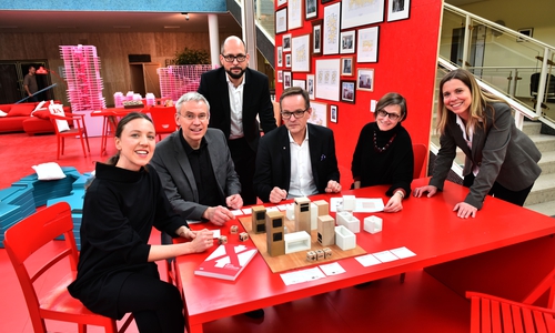 (von links) Laura Holzberg (BDA), Kai-Uwe Hirschheide (Stadtbaurat), Phillip Schmitz (VW Immobilien), Hans-Dieter Brand (Neuland), Esther Orant und Nicole Froberg (beide Forum Architektur). Foto: Stadt Wolfsburg/Lars Landmann.   
 