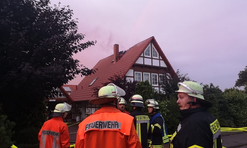 Das durch den Blitzschlag beschädigte Dach ist gut zu erkennen. Foto: Aktuell24(kr)