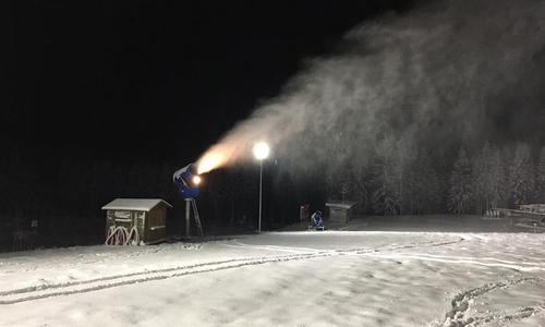 Mit der Schneekanone wurde der mangelnde Schneefall teilweise kompensiert. Fotos: Wurmbergseilbahn GmbH & Co.KG