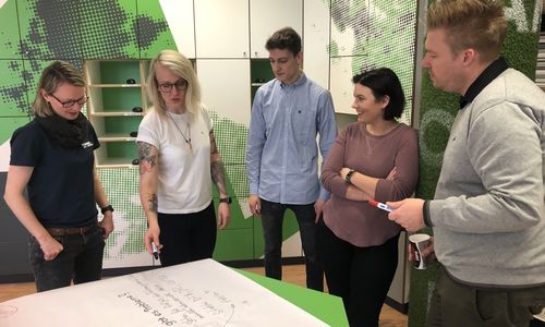 Antje Arnds vom Fanprojekt (zweite von links) im Austausch mit Teilnehmenden des Workshops. Foto: Stadt Wolfsburg / Fanprojekt
