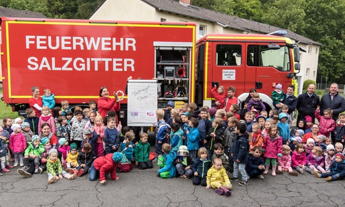 Die Kinder vor dem neuen Einsatzfahrzeug "Feuervogel Phönix". Foto: Rudolf Karliczek