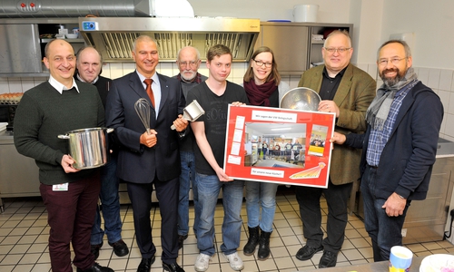 Übergabe der Belegschaftsspende von 15.000 Euro an den Diakonie-Tagestreff „Moin, Moin!“ in Gifhorn (v.l.n.r.): Betriebsrat Marcus Kirste, Werner Schönhoff,  2. Vorsitzender und Kassenwart des Vereins Querweg, Oliver Wolf, Volkswagen Personal, Helmut Teipel, 1. Querweg-Vorsitzender,  „Moin, Moin!“-Küchenchef Marcel Opitz, Sozialarbeiterin Bettina Kaiser-Feer, Betriebsrat Gunter Wachholz und Sozialarbeiter Uwe Bilau. Foto: Volkswagen