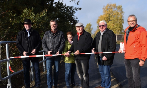 Dirk Köllner, Bürgermeister der Gemeinde Hankensbüttel

Dr. Andreas Ebel, Landrat des Landkreises Gifhorn, Irmtraud Werthmann, Ortsvorsteherin Wunderbüttel, Siegfried Weiß, Kreistagsabgeordneter und Vorsitzender des Ausschusses für Verkehr, ÖPNV und Straßenbau beim Landkreis Gifhorn

Walter Schulze, Kreistagsabgeordneter und 1. Ehrenamtlicher Vertreter des Wittinger Bürgermeisters Karl Ridder, Uwe Peters, Abteilungsleiter Kreisstraßenwesen beim Landkreis GifhornFoto: Landkreis Gifhorn