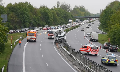 Einer der LKW ist offenbar in die Leitplanke gekracht. Fotos: aktuell24/KR