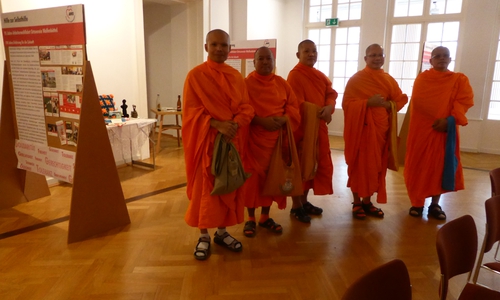 Die Mönche waren zu Besuch im Schlossfoyer. Foto: AWO