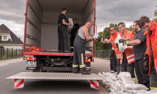 Kräfte der Ortsfeuerwehr Stöckheim und des ABC-Zuges beim Rückbau der Sandsäcke. Fotos: Feuerwehr Braunschweig