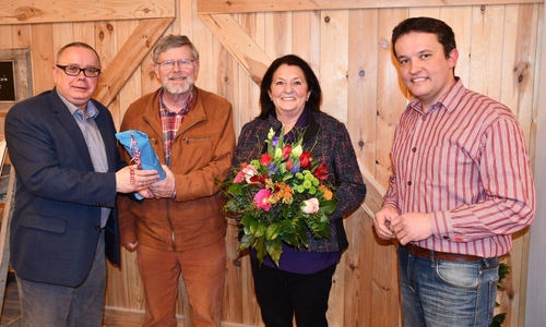 Die ausgeschiedenen Vorstandsmitglieder Volker Baumann (2. v. l.) und die langjährige Schatzmeisterin Susanne Gründel wurden von Andreas Meißler (l.) und Florian Kinne geehrt. Fotos: privat