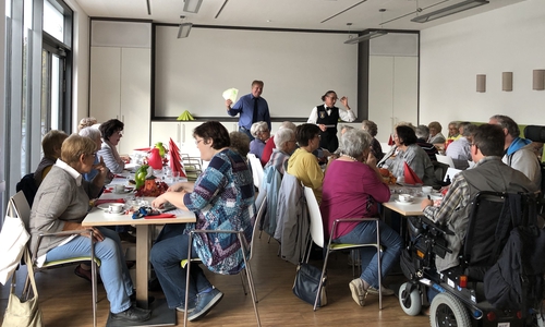 Hochkonzentriert verfolgten die Teilnehmer jedes Mal die gezogenen Zahlen bis endlich das Gewinnerwort "Bingo" fiel. Foto: Ralf Mühlisch