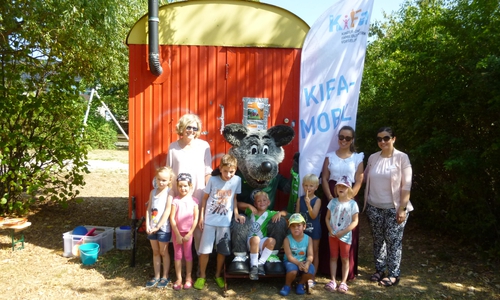 Das KiFa-Mobil auf dem Spielplatz. Foto: Stadt Wolfsburg