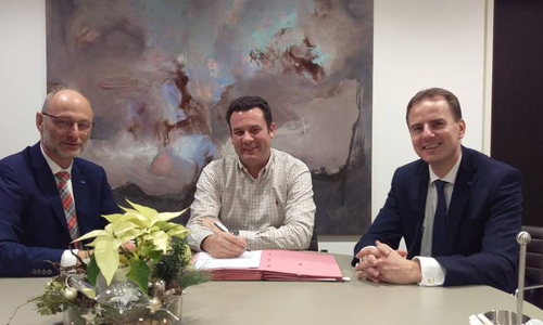 Rainer Trotzek, Geschäftsführer der Stadtwerke Gifhorn, Matthias Nerlich, Bürgermeister der Stadt Gifhorn und Olaf Koschnitzki, Geschäftsführer der Stadtwerke Gifhorn bei der Unterzeichnung des Vertrages. Foto: Stadtwerke Gifhorn GmbH)