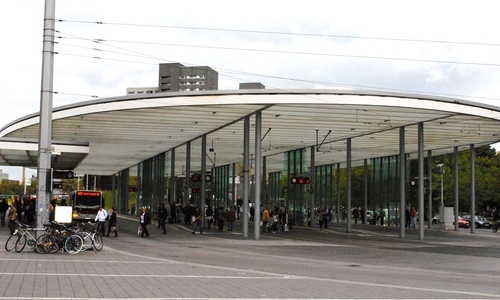 Vergeblich wartet man heute auf Busse und Bahnen - Hier der Busbahnhof am Bahnhof in Braunschweig. (Archivbild)