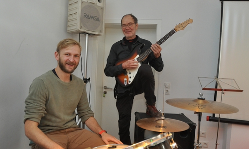 Steffen Wilhelmi (links) und Rolf Kaufmann rocken bereits im Vorfeld des "Open Mic"-Abends die Bühne des Café Muck in Schöningen.

Foto: Lebenshilfe Helmstedt