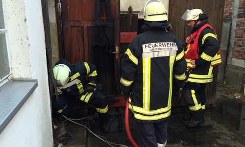 Die Feuerwehr Groß Stöckheim im Löscheinsatz. Foto: Werner Heise 