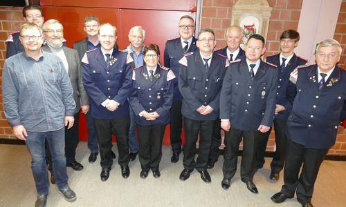 v.l.n.r.: Reiner Thomas, Rafael Dilger, Ortsbürgermeister Kurt Bötel, Bürgermeister Alexander Hoppe, Steffen Schepp, Klaus Thiele, Erika Schuba, stellvertretender Ortsbrandmeister Marco Faber, Hartmut Tauscher, Eberhard Rawe, Ortsbrandmeister Stephan Bätge, Alexander Schuba, Wolfgang Schuba. Foto: Spielmannszug Königslutter