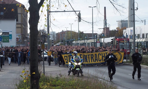 Imposanter Marsch zum Stadion vor dem Spiel gegen Bochum. Foto: Bernhard Grimm