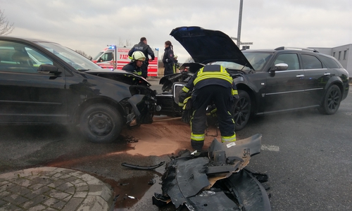 Die Fahrzeuge kollidierten frontal und verloren viele Betriebsstoffe. Foto: Feuerwehr Vorsfelde